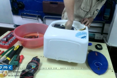 Kỹ thuật viên bảo dưỡng bình nóng lạnh