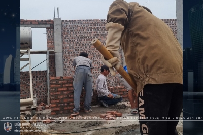 Công nhân hoàn thiện tầng 3 cho nhà 5 tầng